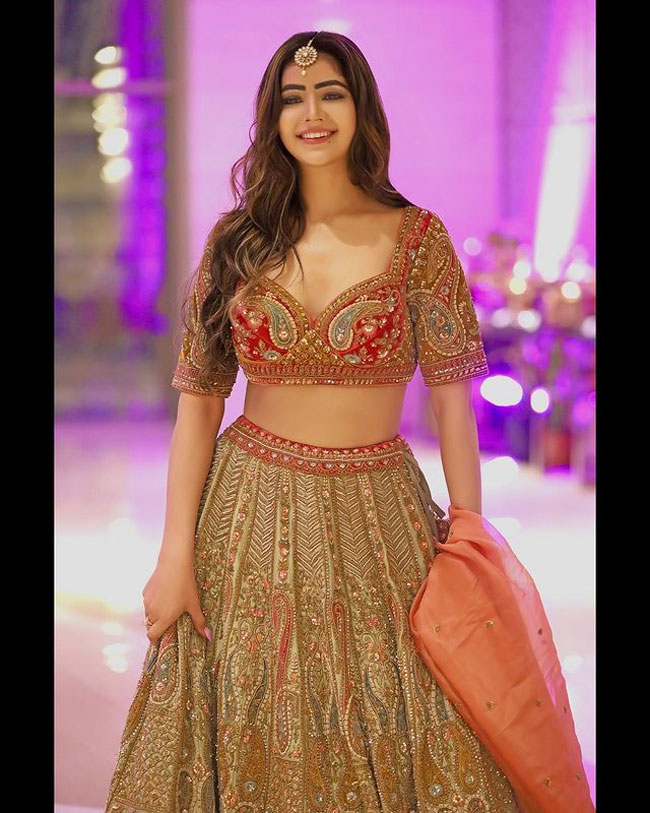 Staggering Poses Of Soniya Bansal In Red